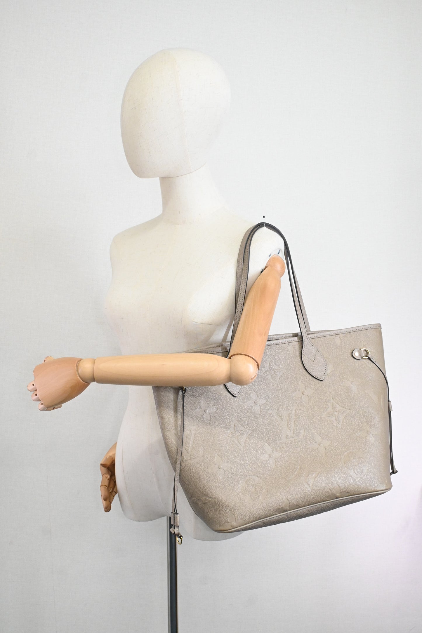 Louis Vuitton Neverfull MM in Turtledove Empreinte Leather