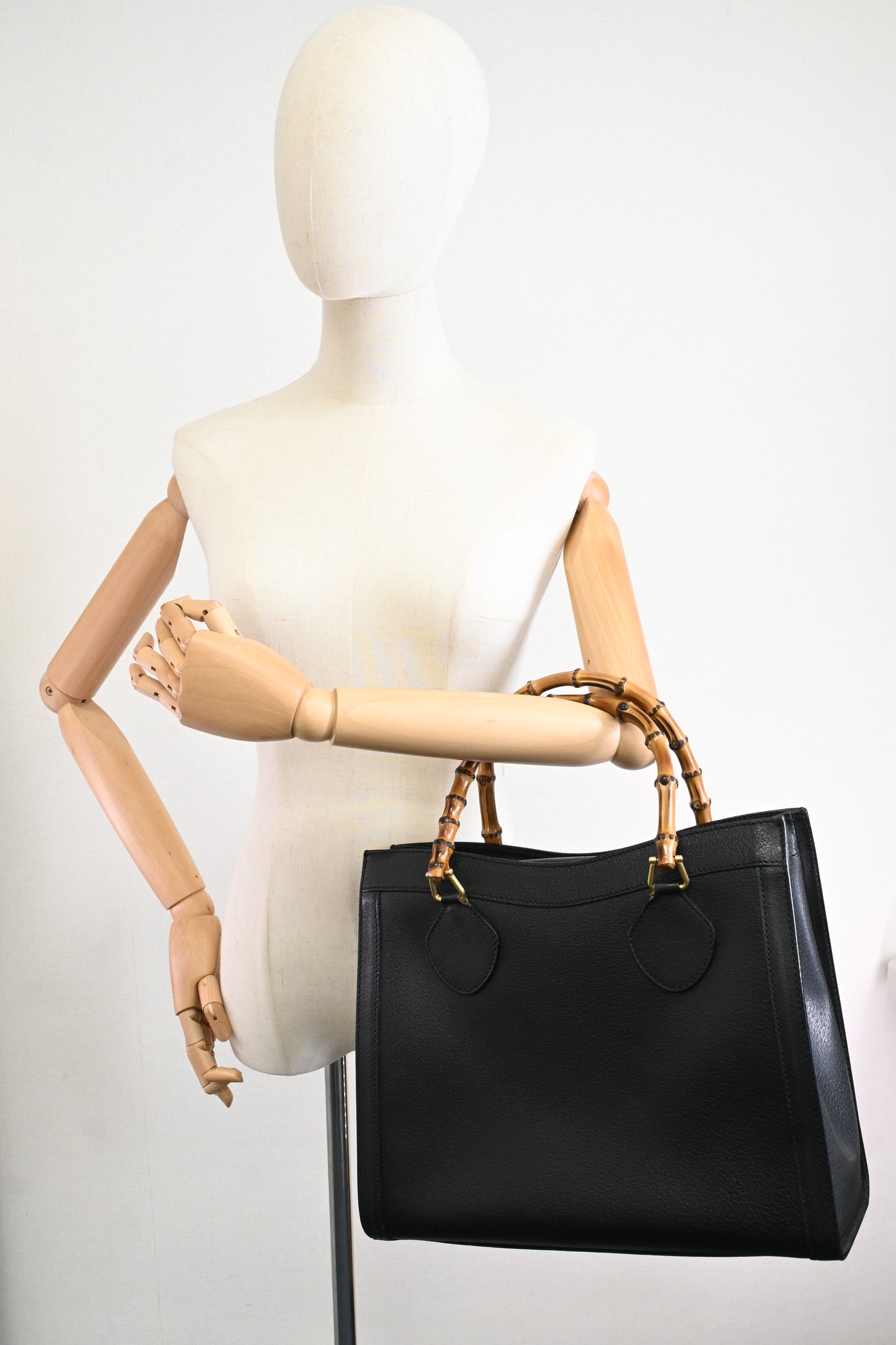 Gucci Medium Diana in Black Leather