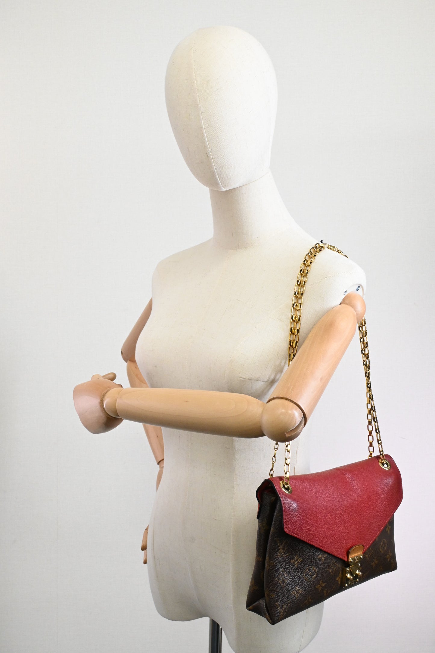 Louis Vuitton Pallas Chain Shoulder Bag in Red Leather and Monogram Canvas