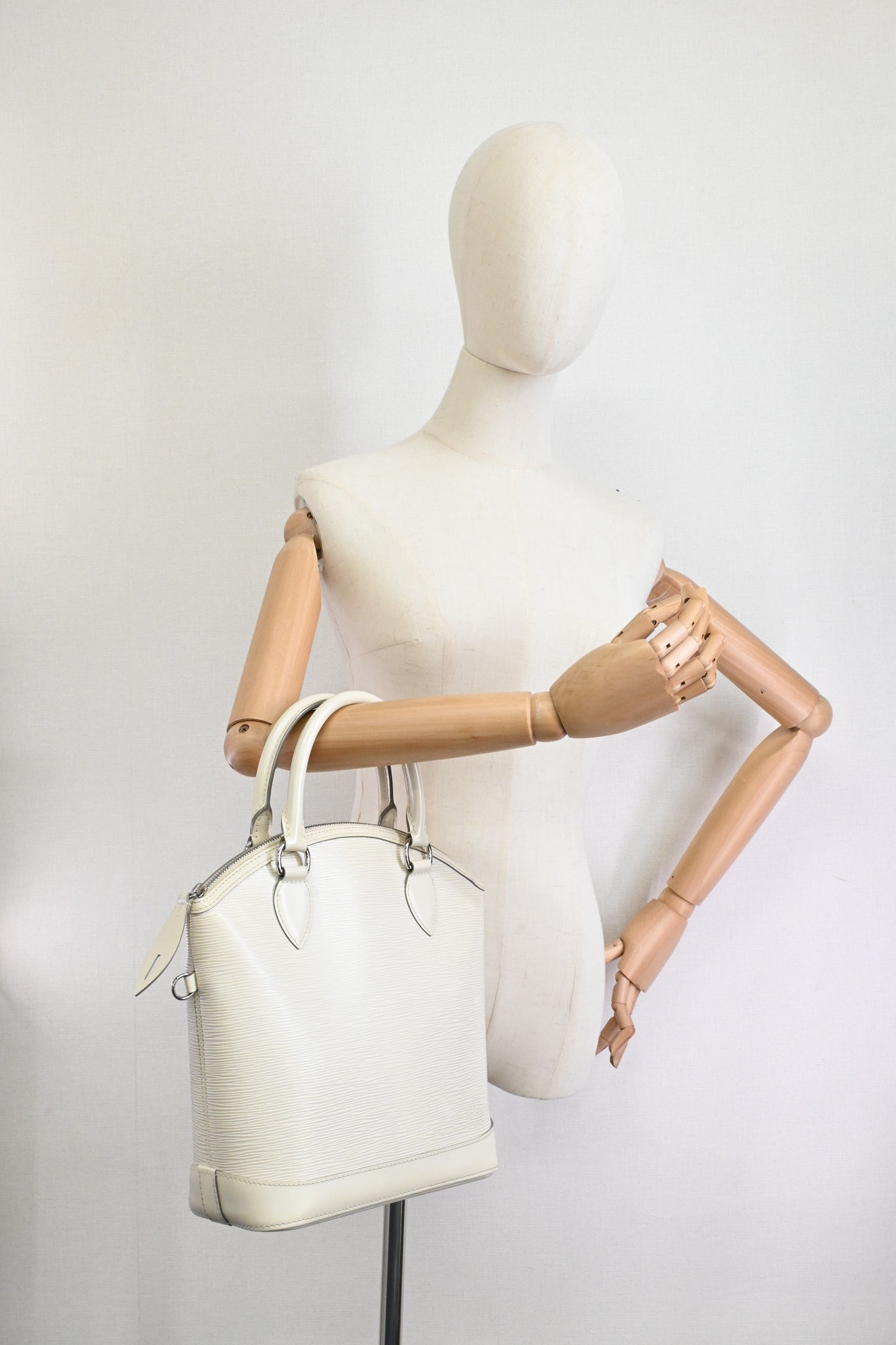 Louis Vuitton Lockit Vertical Handbag in Epi White leather