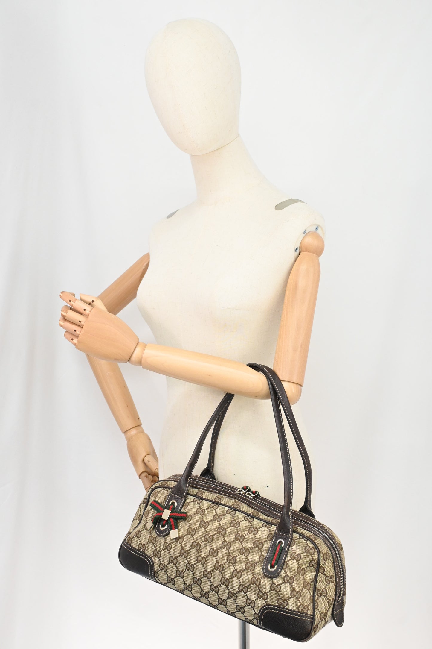 Gucci Shoulder Bag in Brown GG Canvas