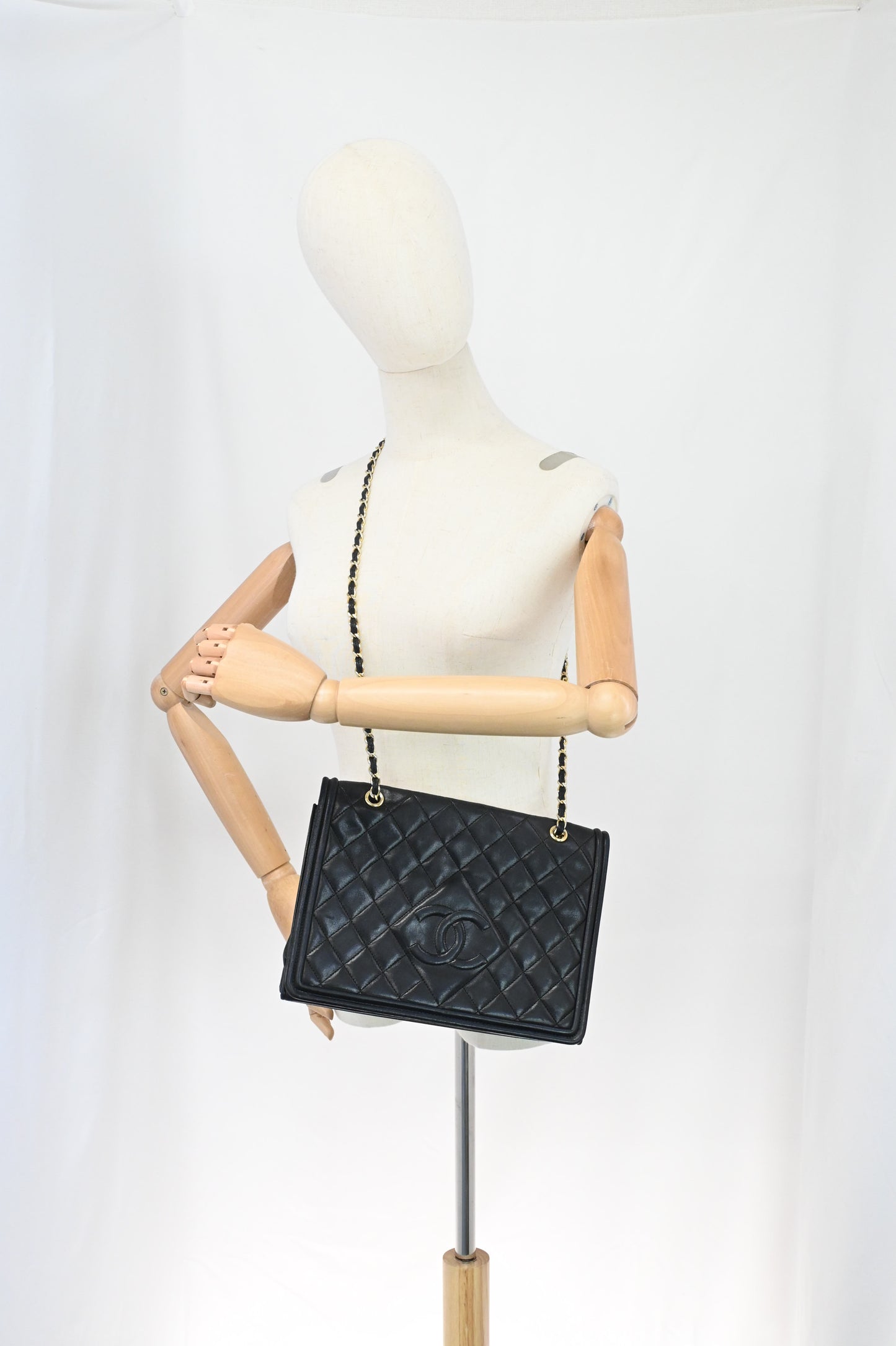 Chanel Shoulder Bag in Black Matelasse Lambskin Leather